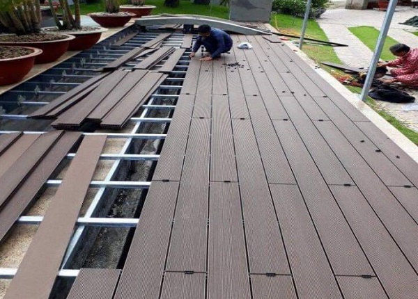 Lắp đặt sàn gỗ ngoài trời trên thanh đà nhôm