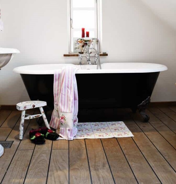 Sàn gỗ nhựa ngoài trời lắp phòng tắm trong nhà