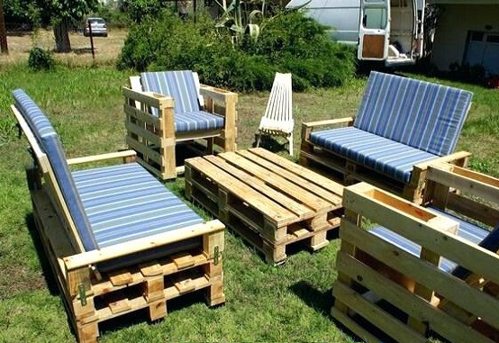 bàn ghế pallet ngoài trời