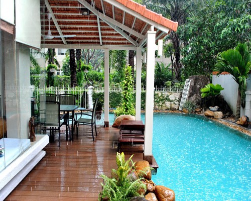 Giá sàn gỗ ngoài trời đang giảm mạnh