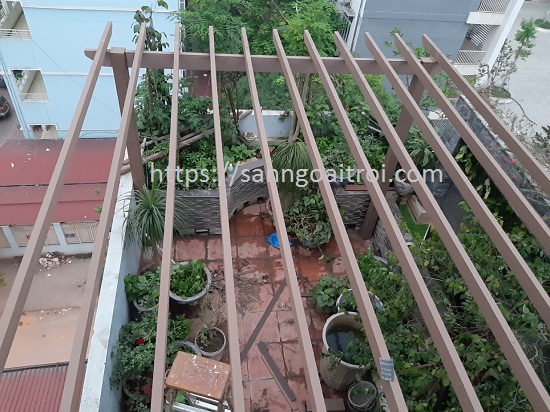làm giàn hoa gỗ nhựa sân thượng