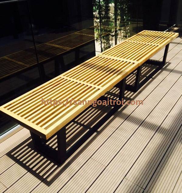 sàn gỗ và ghế gỗ ngoài trời