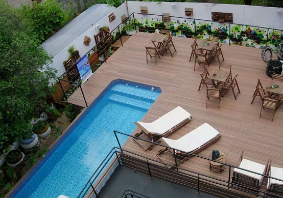 sàn gỗ nhựa bể bơi ngoài trời