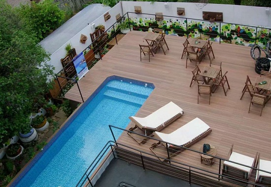 sàn gỗ bể bơi resort