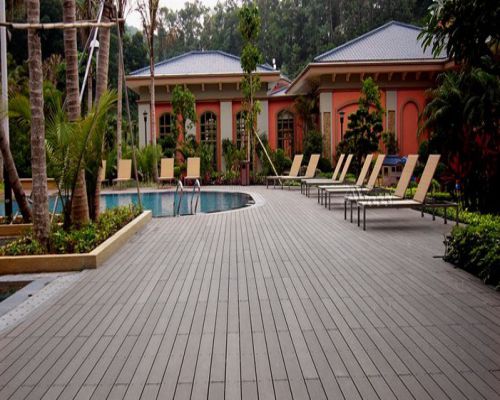 sàn gỗ ngoài trời bể bơi