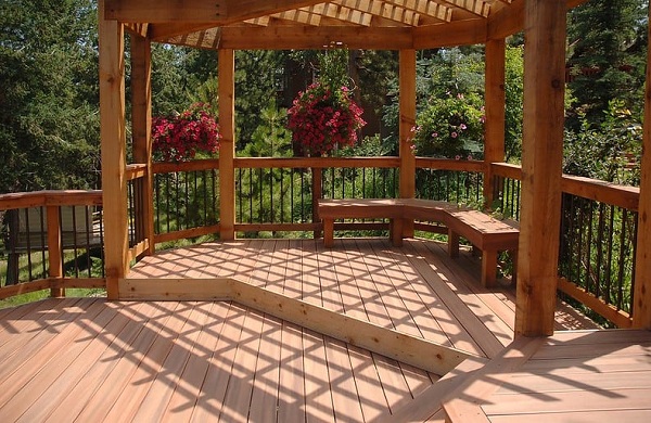Sàn gỗ nhựa kết hợp giàn hoa ngoài trời màu wood