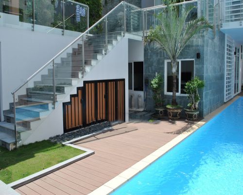 sàn gỗ ngoài trời bể bơi