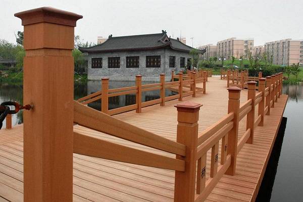 lan can gỗ ngoài trời