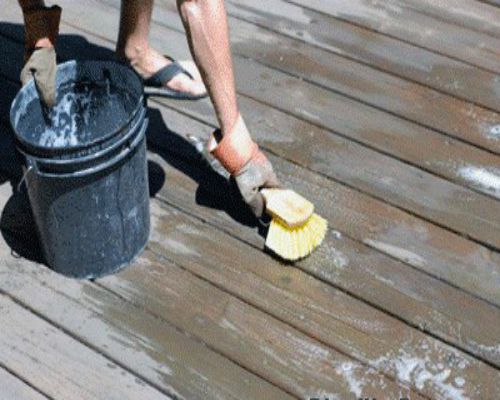 vệ sinh sàn gỗ ngoài trời